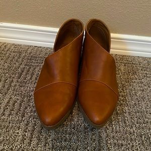 Universal thread brown flats. New, size 8.5.